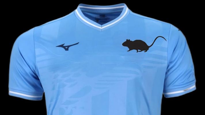 La bandiera del derby col topolino diventa una maglia: sfottò social ad alzo zero - immagine 1