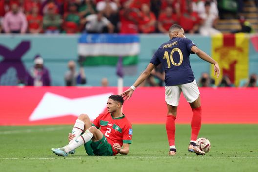 AL KHOR, QATAR - DECEMBER 14: Kylian Mbappe of France checks on Achraf Hakimi of Morocco during the FIFA World Cup Qatar 2022 semi final match between France and Morocco at Al Bayt Stadium on December 14, 2022 in Al Khor, Qatar. (Photo by Julian Finney/Getty Images) Marocco, non è finita: la Federcalcio fa ricorso per l’arbitraggio - immagine 1