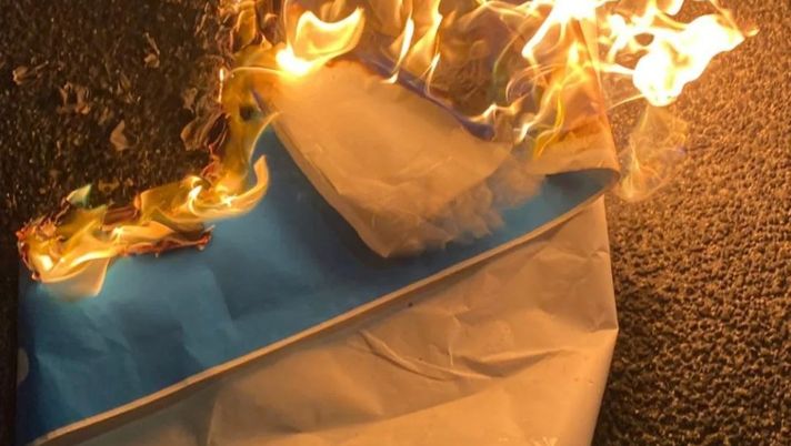 Derby della Capitale, stracittadina a colpi di striscione…bruciato Derby della Capitale, stracittadina a colpi di striscione…bruciato - immagine 1