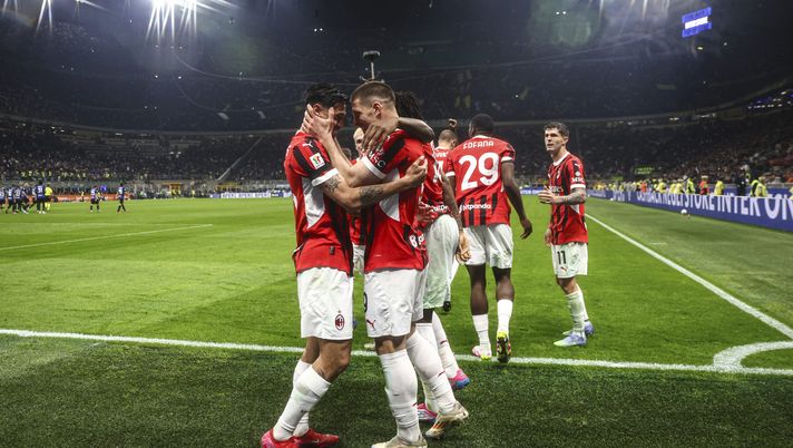 MILAN, ITALY - APRIL 23: (Editors note: Star filter used) Luka Jovic of AC Milan celebrates with Tijjani Reijnders after scoring the his team's second goal during the Coppa Italia Semi Final match between FC Internazionale and AC Milan at Stadio Giuseppe Meazza on April 23, 2025 in Milan, Italy. (Photo by Giuseppe Cottini/AC Milan via Getty Images) Milan, c’è un dato eloquente per i rossoneri: non succede dal 2003 - immagine 1