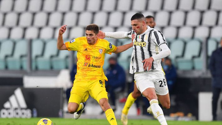 TURIN, ITALY - NOVEMBER 21: Razvan Marin of Cagliari Calcio is challenged by Merih Demiral of Juventus during the Serie A match between Juventus and Cagliari Calcio at Allianz Stadium on November 21, 2020 in Turin, Italy. Football Stadiums around Europe remain empty due to the Coronavirus Pandemic as Government social distancing laws prohibit fans inside venues resulting in fixtures being played behind closed doors. (Photo by Valerio Pennicino/Getty Images) Juve, la Gazzetta: “Demiral non è contento, valuta di andarsene. Il club dice altro” - immagine 1