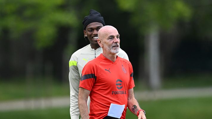 MILAN, ITALY - MAY 15: Head coach AC Milan Stefano Pioli
and Rafael Leao of AC Milan look on during training session ahead of their UEFA Champions League semi-final second leg match against FC Internazionale at Giuseppe Meazza Stadium on May 15, 2023 in Milan, Italy. (Photo by Claudio Villa/AC Milan via Getty Images) TACKLE DURO – Il derby dei media sulla settimana decisiva del calcio italiano - immagine 1
