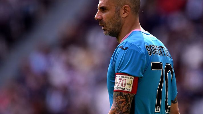TURIN, ITALY - APRIL 17: Stefano Sorrentino of Palermo in action during the Serie A match between Juventus FC and US Citta di Palermo at Juventus Arena on April 17, 2016 in Turin, Italy. (Photo by Tullio M. Puglia/Getty Images) TURIN, ITALY - APRIL 17: Stefano Sorrentino of Palermo in action during the Serie A match between Juventus FC and US Citta di Palermo at Juventus Arena on April 17, 2016 in Turin, Italy. (Photo by Tullio M. Puglia/Getty Images)