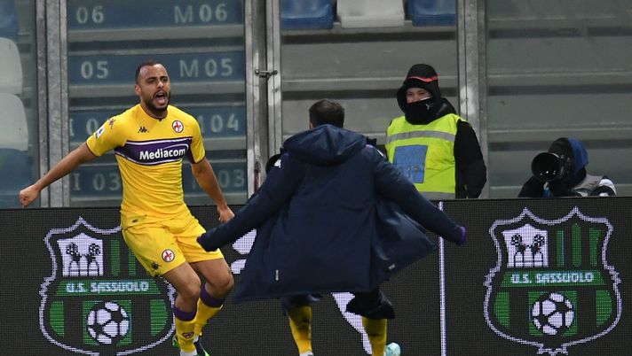 REGGIO NELL'EMILIA, ITALY - FEBRUARY 26: Arthur Cabral of ACF Fiorentina celebrates after scoring the 1 goal during the Serie A match between US Sassuolo and ACF Fiorentina at Mapei Stadium - Citta' del Tricolore on February 26, 2022 in Reggio nell'Emilia, Italy. (Photo by Alessandro Sabattini/Getty Images) REGGIO NELL'EMILIA, ITALY - FEBRUARY 26: Arthur Cabral of ACF Fiorentina celebrates after scoring the 1 goal during the Serie A match between US Sassuolo and ACF Fiorentina at Mapei Stadium - Citta' del Tricolore on February 26, 2022 in Reggio nell'Emilia, Italy. (Photo by Alessandro Sabattini/Getty Images)
