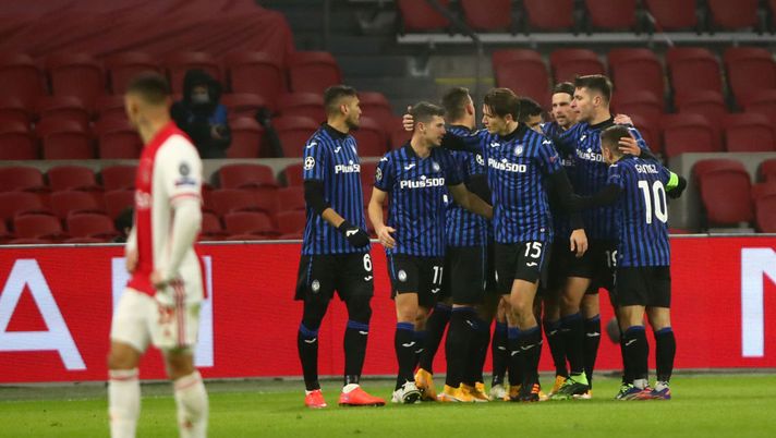 AMSTERDAM, NETHERLANDS - DECEMBER 09: Luis Muriel of Atalanta B.C celebrates with team mates Marten De Roon and Remo Freuler after scoring their sides first goal during the UEFA Champions League Group D stage match between Ajax Amsterdam and Atalanta BC at Johan Cruijff Arena on December 09, 2020 in Amsterdam, Netherlands. Sporting stadiums around Natherlands remain under strict restrictions due to the Coronavirus Pandemic as Government social distancing laws prohibit fans inside venues resulting in games being played behind closed doors. (Photo by Dean Mouhtaropoulos/Getty Images) AMSTERDAM, NETHERLANDS - DECEMBER 09: Luis Muriel of Atalanta B.C celebrates with team mates Marten De Roon and Remo Freuler after scoring their sides first goal during the UEFA Champions League Group D stage match between Ajax Amsterdam and Atalanta BC at Johan Cruijff Arena on December 09, 2020 in Amsterdam, Netherlands. Sporting stadiums around Natherlands remain under strict restrictions due to the Coronavirus Pandemic as Government social distancing laws prohibit fans inside venues resulting in games being played behind closed doors. (Photo by Dean Mouhtaropoulos/Getty Images)