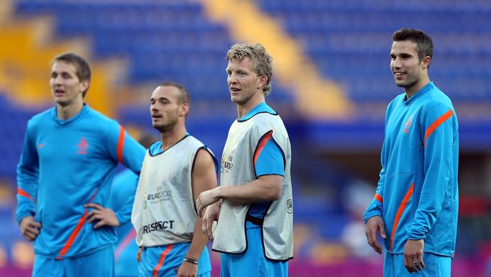 KHARKOV, UKRAINE - JUNE 08: (R-L) Robin Van Persie, Dirk Kuyt and Wesley Sneijder of Netherlands looks on during Netherlands Training session ahead of UEFA EURO 2012 at the Metalist Stadium on June 8, 2012 in Kharkov, Ukraine. (Photo by Julian Finney/Getty Images) Sneijder e Kuyt, coinvolti in un delicato caso di traffico di droga: interrogati - immagine 1