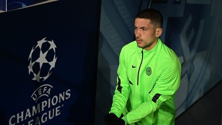MADRID, SPAIN - DECEMBER 06: Stefano Sensi of FC Internazionale looks on during the FC Internazionale training session at Estadio Santiago Bernabeu on December 06, 2021 in Madrid, Spain. (Photo by Mattia Ozbot - Inter/Inter via Getty Images) MADRID, SPAIN - DECEMBER 06: Stefano Sensi of FC Internazionale looks on during the FC Internazionale training session at Estadio Santiago Bernabeu on December 06, 2021 in Madrid, Spain. (Photo by Mattia Ozbot - Inter/Inter via Getty Images)