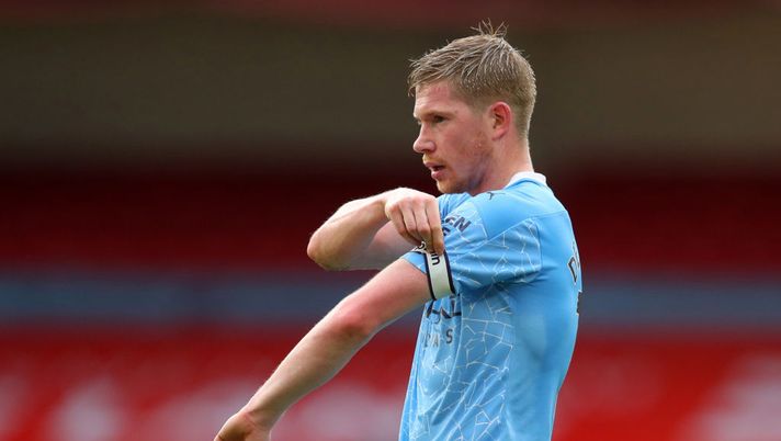 SHEFFIELD, ENGLAND - OCTOBER 31: Kevin De Bruyne of Manchester City adjusts his captains armband during the Premier League match between Sheffield United and Manchester City at Bramall Lane on October 31, 2020 in Sheffield, England. Sporting stadiums around the UK remain under strict restrictions due to the Coronavirus Pandemic as Government social distancing laws prohibit fans inside venues resulting in games being played behind closed doors. (Photo by Catherine Ivill/Getty Images) SHEFFIELD, ENGLAND - OCTOBER 31: Kevin De Bruyne of Manchester City adjusts his captains armband during the Premier League match between Sheffield United and Manchester City at Bramall Lane on October 31, 2020 in Sheffield, England. Sporting stadiums around the UK remain under strict restrictions due to the Coronavirus Pandemic as Government social distancing laws prohibit fans inside venues resulting in games being played behind closed doors. (Photo by Catherine Ivill/Getty Images)