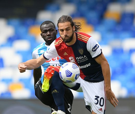 NAPLES, ITALY - MAY 02: Leonardo Pavoletti of Cagliari Calcio is challenged by Kalidou Koulibaly of SSC Napoli during the Serie A match between SSC Napoli and Cagliari Calcio at Stadio Diego Armando Maradona on May 02, 2021 in Naples, Italy. Sporting stadiums around Italy remain under strict restrictions due to the Coronavirus Pandemic as Government social distancing laws prohibit fans inside venues resulting in games being played behind closed doors. (Photo by Francesco Pecoraro/Getty Images) 