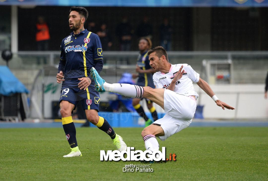  VERONA, ITALY - MAY 07:  Fabrizio Cacciatore (L) of AC ChievoVerona competes with Ivaylo Chocev of US Citta di Palermo during the Serie A match between AC ChievoVerona and US Citta di Palermo at Stadio Marc'Antonio Bentegodi on May 7, 2017 in Verona, Italy.  (Photo by Dino Panato/Getty Images) 