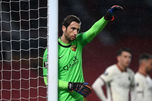 MANCHESTER, ENGLAND - APRIL 29: Antonio Mirante of Roma looks on during the UEFA Europa League Semi-final First Leg match between Manchester United and AS Roma at Old Trafford on April 29, 2021 in Manchester, England. Sporting stadiums around Europe remain under strict restrictions due to the Coronavirus Pandemic as Government social distancing laws prohibit fans inside venues resulting in games being played behind closed doors. (Photo by Michael Regan/Getty Images) MANCHESTER, ENGLAND - APRIL 29: Antonio Mirante of Roma looks on during the UEFA Europa League Semi-final First Leg match between Manchester United and AS Roma at Old Trafford on April 29, 2021 in Manchester, England. Sporting stadiums around Europe remain under strict restrictions due to the Coronavirus Pandemic as Government social distancing laws prohibit fans inside venues resulting in games being played behind closed doors. (Photo by Michael Regan/Getty Images)