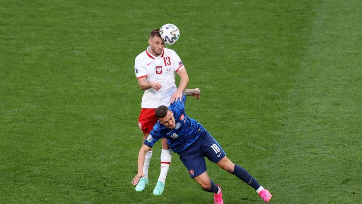 SAINT PETERSBURG, RUSSIA - JUNE 14: Maciej Rybus of Poland wins a header whilst under pressure from Lukas Haraslin of Slovakia during the UEFA Euro 2020 Championship Group E match between Poland and Slovakia at the Saint Petersburg Stadium on June 14, 2021 in Saint Petersburg, Russia. (Photo by Anton Vaganov - Pool/Getty Images) Polonia, Rybus non sarà in Qatar: ha firmato un biennale con lo Spartak Mosca - immagine 1