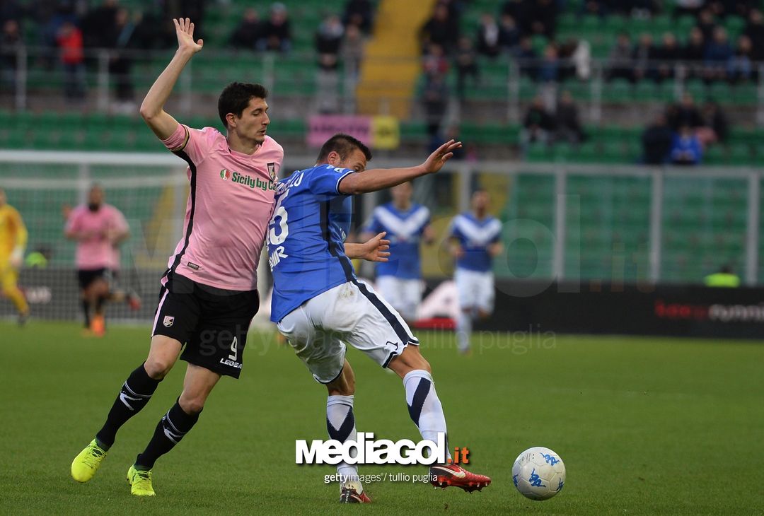  PALERMO, ITALY - JANUARY 27: Stefano Moreo (L) of Palermo and Daniele Gastaldello of Brescia compete for the ball during the Serie B match between US Citta di Palermo and Brescia Calcio on January 27, 2018 in Palermo, Italy.  (Photo by Tullio M. Puglia/Getty Images) 