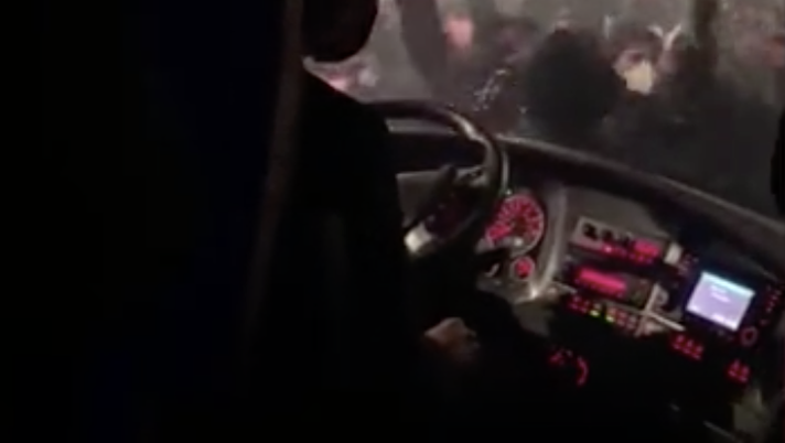 Bologna, Mihajlovic dal pullman ridicolizza i tifosi. La risposta in uno striscione 