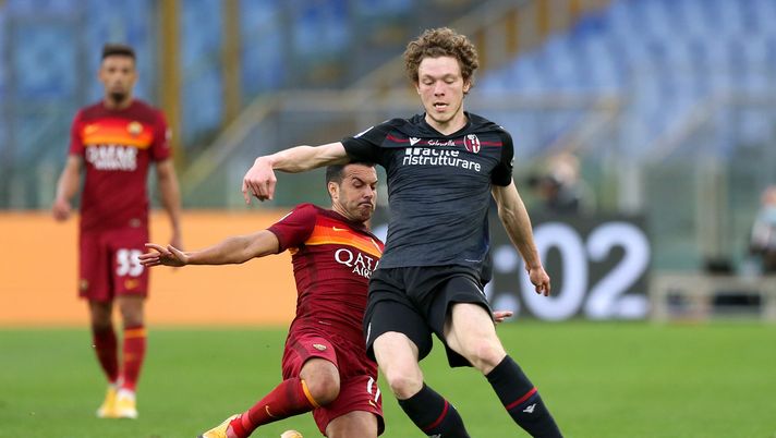 ROME, ITALY - APRIL 11: Andreas Skov Olsen of Bologna F.C. 1909 is challenged by Pedro of A.S Roma during the Serie A match between AS Roma and Bologna FC at Stadio Olimpico on April 11, 2021 in Rome, Italy. Sporting stadiums around Italy remain under strict restrictions due to the Coronavirus Pandemic as Government social distancing laws prohibit fans inside venues resulting in games being played behind closed doors. (Photo by Paolo Bruno/Getty Images) Bologna – Il pagellone del 2022- immagine 1