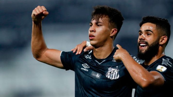 Brazil's Santos forward Kaio Jorge (L) celebrates after scoring against Paraguay's Olimpia during their closed-door Copa Libertadores group phase football match at the Manuel Ferreira Stadium in Asuncion, on October 1, 2020, amid the COVID-19 novel coronavirus pandemic. (Photo by Jorge SAENZ / POOL / AFP) (Photo by JORGE SAENZ/POOL/AFP via Getty Images)  Salernitana, si allontana Kaio Jorge. Sky: “C’è un nome nuovo dall’estero per l’attacco” - immagine 1