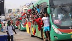 Autobus senza porte ma con le bandiere: tifosi ghanesi on fire contro la Nigeria…