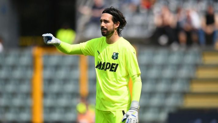 CREMONA, ITALY - SEPTEMBER 04: Andrea Consigli of US Sassuolo gestures during the Serie A match between US Cremonese and US Sassuolo at Stadio Giovanni Zini on September 04, 2022 in Cremona, Italy. (Photo by Alessandro Sabattini/Getty Images) Il mondo ribaltato dei portieri: i grandi numeri di Atalanta, Lazio e Sassuolo - immagine 1