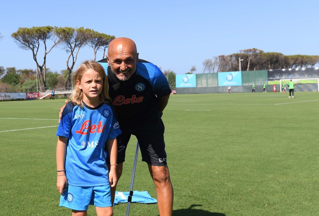 FOTO Il famoso bambino del Franchi fa visita al Napoli: maglia autografata in regalo - immagine 4