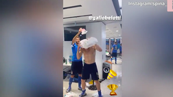 VIDEO, lo scherzo a Belotti, Acerbi con i bidoni ai piedi: folle notte azzurra