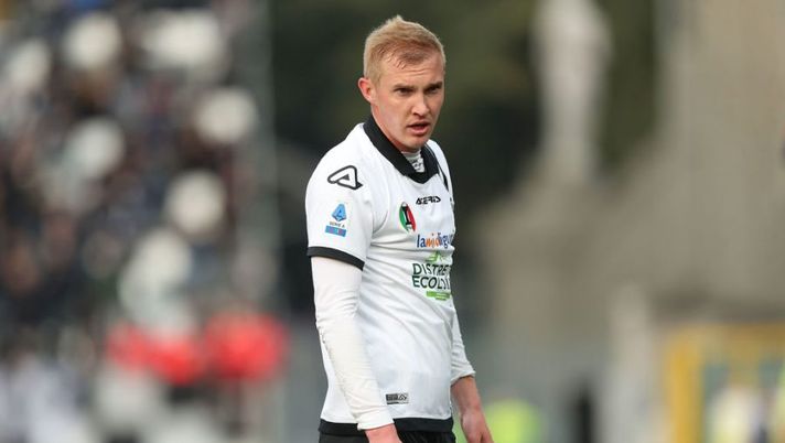 LA SPEZIA, ITALY - MARCH 12: Viktor Viktorovyc Kovalenko of Spezia Calcio looks on during the Serie A match between Spezia Calcio and Cagliari Calcio at Stadio Alberto Picco on March 12, 2022 in La Spezia, Italy. (Photo by Gabriele Maltinti/Getty Images) Kovalenko: “Non riesco a dormire, i prodotti mi salvano. Il fucile di mio papà…” - immagine 1