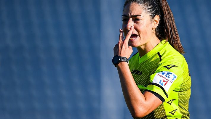 EMPOLI, ITALY - AUGUST 28: Referee Maria Sole Ferrieri Caputi during the Women Serie A match between Empoli FC and AS Roma at Stadio Carlo Castellani on August 28, 2021 in Empoli, Italy. (Photo by Getty Images) Complimenti alla Cremonese per il tweet sulla terna arbitrale al femminile di stasera - immagine 1