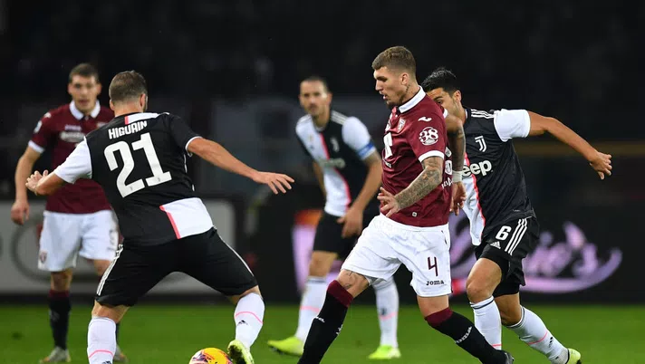 TURIN, ITALY - NOVEMBER 02:  Vojnovic Lyanco (R) of Torino FC is challenged by Gonzalo Higuan of Juventus during the Serie A match between Torino FC and Juventus at Stadio Olimpico di Torino on November 2, 2019 in Turin, Italy.  (Photo by Valerio Pennicino/Getty Images)