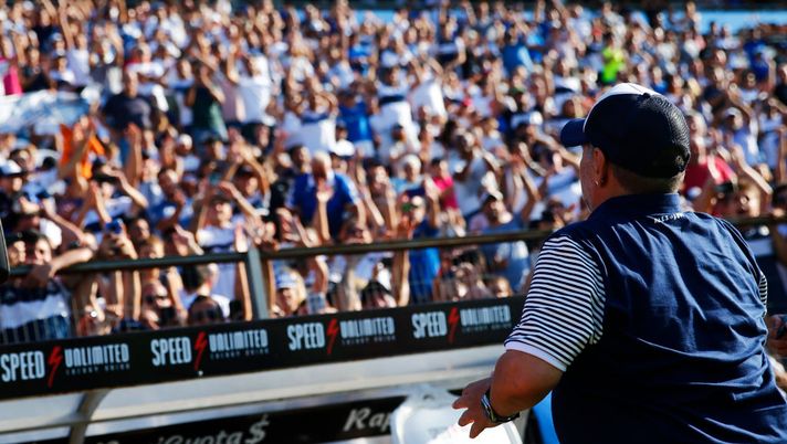 LA PLATA, ARGENTINA - FEBRUARY 29: Diego Armando Maradona head coach of Gimnasia y Esgrima La Plata greets the fans as he enters the field before a match between Gimnasia y Esgrima La Plata and Atletico Tucuman as part of Superliga 2019/20 at Estadio Juan Carlos Zerillo on February 29, 2020 in La Plata, Argentina. (Photo by Marcos Brindicci/Getty Images) LA PLATA, ARGENTINA - FEBRUARY 29: Diego Armando Maradona head coach of Gimnasia y Esgrima La Plata greets the fans as he enters the field before a match between Gimnasia y Esgrima La Plata and Atletico Tucuman as part of Superliga 2019/20 at Estadio Juan Carlos Zerillo on February 29, 2020 in La Plata, Argentina. (Photo by Marcos Brindicci/Getty Images)