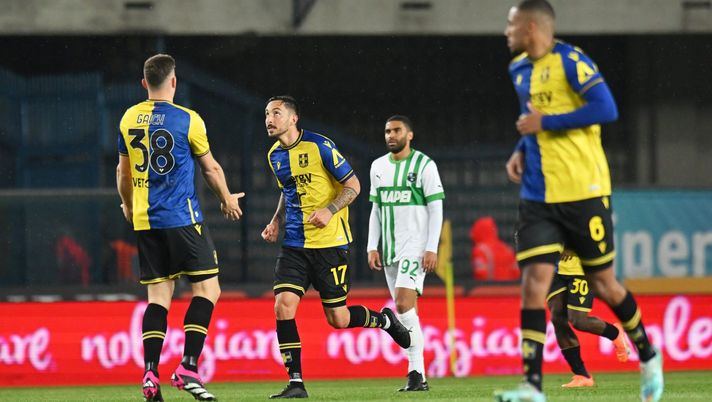 VERONA, ITALY - APRIL 08: Federico Ceccherini of Hellas Verona celebrates after scoring their sides first goal during the Serie A match between Hellas Verona and US Sassuolo at Stadio Marcantonio Bentegodi on April 08, 2023 in Verona, Italy. (Photo by Alessandro Sabattini/Getty Images)  Verona gioia finale! Per i 120 anni arriva la vittoria, Sassuolo battuto 2-1 - immagine 1