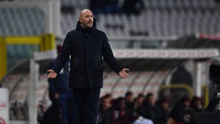 TURIN, ITALY - JANUARY 10: ACF Fiorentina head coach Vincenzo Italiano looks dejected during the Serie A match between Torino FC v ACF Fiorentina at Stadio Olimpico di Torino on January 10, 2022 in Turin, Italy. (Photo by Valerio Pennicino/Getty Images)
