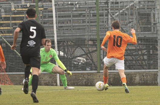 Miccoli (Mestre) in azione contro il Montecchio Serie D: Luparense incagliata a Portogruaro, super Miccoli trascina il Mestre, pari Campo- immagine 2