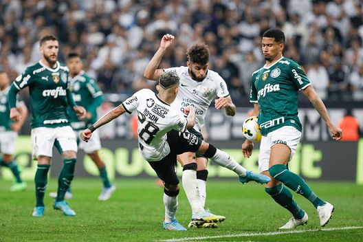 (Photo by Ricardo Moreira/Getty Images) Derby paulista, il Corinthians blocca il Palmeiras: 2-2 sotto il diluvio- immagine 2