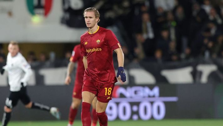 LA SPEZIA, ITALY - JANUARY 22: Ola Selvaag Solbakken of AS Roma in action during the Serie A match between Spezia Calcio and AS Roma at Stadio Alberto Picco on January 22, 2023 in La Spezia, Italy. (Photo by Gabriele Maltinti/Getty Images) Mourinho spiega: “Solbakken ha bisogno di tempo, non ha mai toccato palla” - immagine 1
