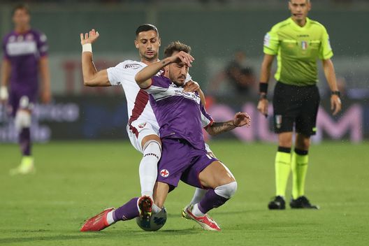 FLORENCE, ITALY - AUGUST 28: Gaetano Castrovilli of ACF Fiorentina battles for the ball with Rolando Mandragora of Torino FC during the Serie A match between ACF Fiorentina and Torino FC at Stadio Artemio Franchi on August 28, 2021 in Florence, Italy . (Photo by Gabriele Maltinti/Getty Images) FLORENCE, ITALY - AUGUST 28: Gaetano Castrovilli of ACF Fiorentina battles for the ball with Rolando Mandragora of Torino FC during the Serie A match between ACF Fiorentina and Torino FC at Stadio Artemio Franchi on August 28, 2021 in Florence, Italy . (Photo by Gabriele Maltinti/Getty Images)