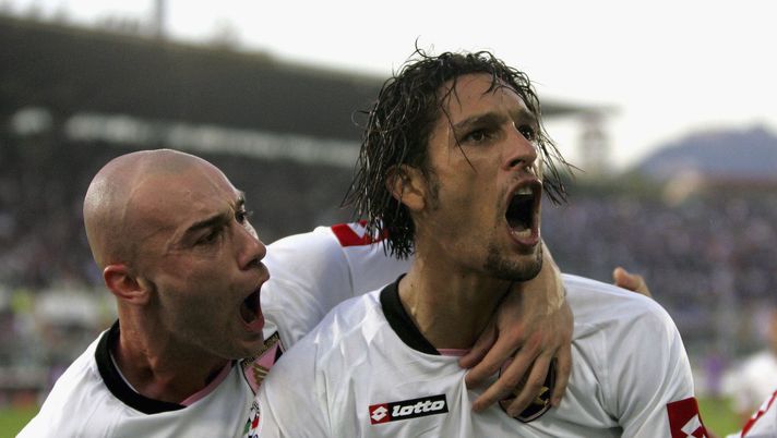 FLORENCE, ITALY - OCTOBER 29: Carvalho de Oliveira Amauri of Palermo celebrates his winning goal with team mate Roberto Guana during the Serie A match between Florentina and Palermo at the Artemio Franchi October 29, 2006 in Florence, Italy. (Photo by Newpress/Getty Images) FLORENCE, ITALY - OCTOBER 29: Carvalho de Oliveira Amauri of Palermo celebrates his winning goal with team mate Roberto Guana during the Serie A match between Florentina and Palermo at the Artemio Franchi October 29, 2006 in Florence, Italy. (Photo by Newpress/Getty Images)
