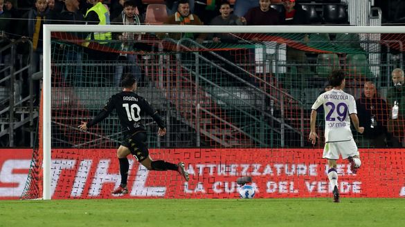 VENICE, ITALY - OCTOBER 18: Mattia Aramu of Venezia scores the opening goal during the Serie A match between Venezia FC and ACF Fiorentina at Stadio Pier Luigi Penzo on October 18, 2021 in Venice, Italy. (Photo by Maurizio Lagana/Getty Images) Consigli Fantacalcio, 5 centrocampisti per la 18a giornata: Aramu anche in trasferta, Barak al rientro- immagine 3