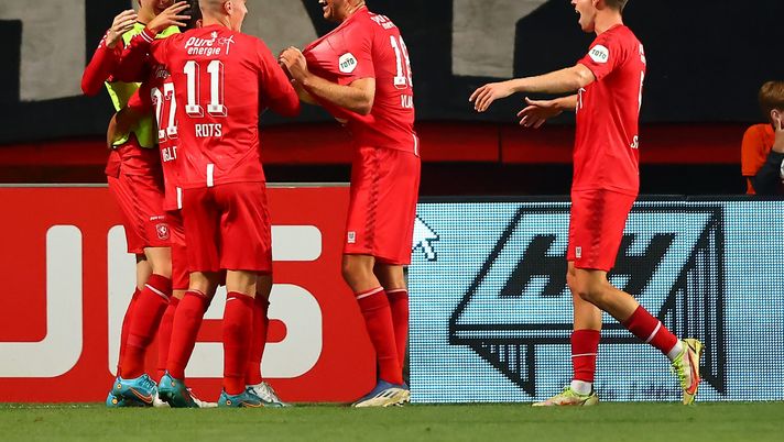 ENSCHEDE, NETHERLANDS - JULY 22: Michel Vlap of Enschede (3rd L) celebrates the third goal and 3-1 with his team mates during the Pre-Season friendly match between Twente Enschede and FC Schalke 04 at De Grolsch Veste Stadium on July 22, 2022 in Enschede, Netherlands. (Photo by Christof Koepsel/Getty Images) Twente, ecco i convocati in vista della Fiorentina - immagine 1