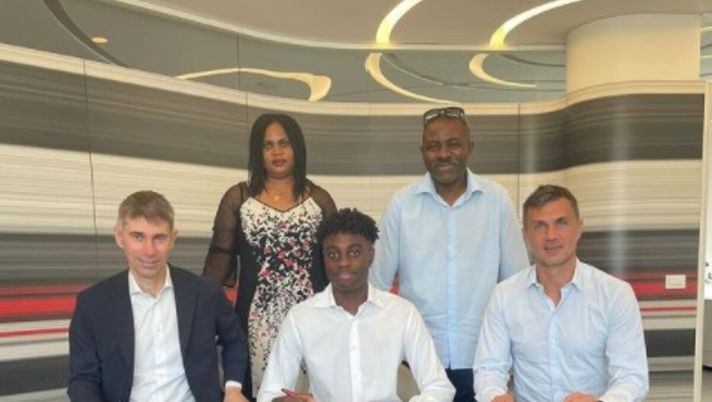 Milan Obaretin firma da professionista AC Milan 