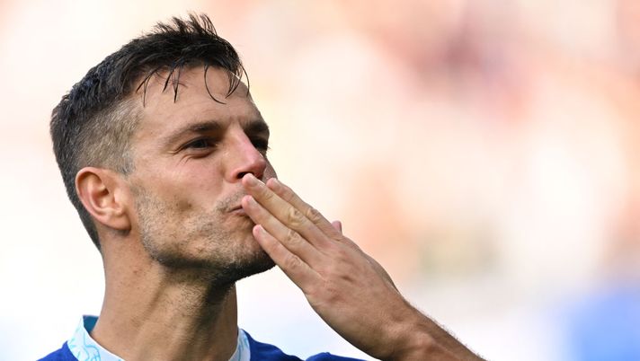 Chelsea's Spanish defender Cesar Azpilicueta celebrates at the end of the English Premier League football match between Chelsea and Newcastle United at Stamford Bridge in London on May 28, 2023. Chelsea equalised 1 - 1 against Newcastle United. (Photo by JUSTIN TALLIS / AFP) / RESTRICTED TO EDITORIAL USE. No use with unauthorized audio, video, data, fixture lists, club/league logos or 'live' services. Online in-match use limited to 120 images. An additional 40 images may be used in extra time. No video emulation. Social media in-match use limited to 120 images. An additional 40 images may be used in extra time. No use in betting publications, games or single club/league/player publications. / (Photo by JUSTIN TALLIS/AFP via Getty Images) Inter, Azpilicueta è sempre più vicino: il via libera del Chelsea è atteso molto presto - immagine 1
