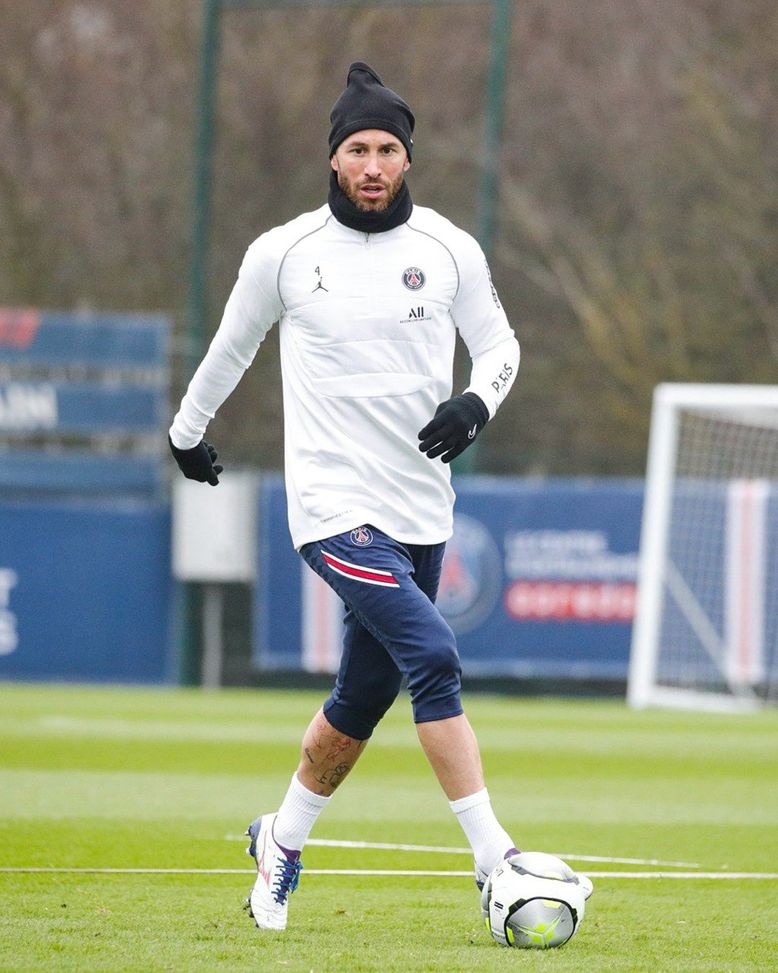 Sergio Ramos in allenamento (Foto tratta dall'account Twitter del PSG) La soluzione di papà Gourcuff: “PSG, fai giocare Sergio Ramos in una difesa a 3!”- immagine 2