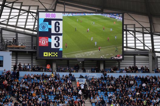 MANCHESTER, ENGLAND - OCTOBER 02: Detailed view of the LED Screen inside of the stadium displaying the score 6-3 to Manchester City during the Premier League match between Manchester City and Manchester United at Etihad Stadium on October 02, 2022 in Manchester, England. (Photo by Laurence Griffiths/Getty Images) Keane: “Non posso pensare a quanto sia brutto questo United, sono scioccato” - immagine 1