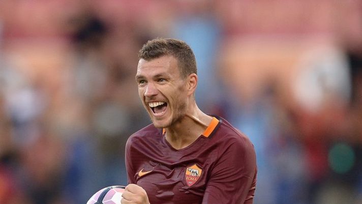 Roma's Macedonian forward Edin Dzeko celebrates during the Italian Serie A football match between Roma and Udinese at the Olympic Stadium in Rome on August 20, 2016. / AFP / FILIPPO MONTEFORTE (Photo credit should read FILIPPO MONTEFORTE/AFP/Getty Images) NEWS – Dzeko, Luiz Adriano, Gonzalo Rodriguez e tutti gli aggiornamenti! - immagine 1
