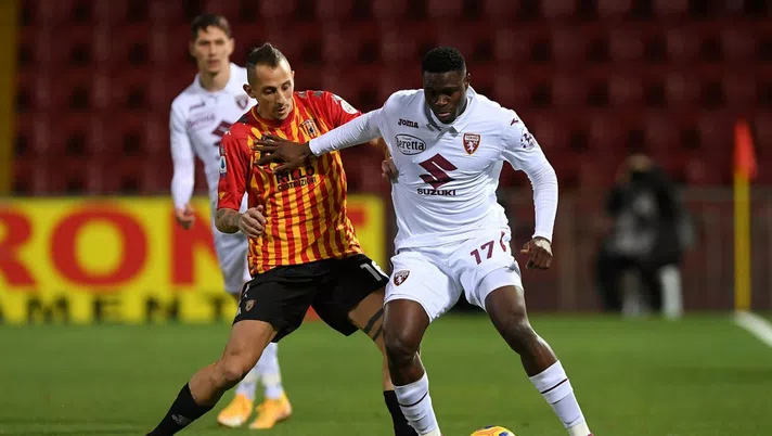 BENEVENTO, ITALY - JANUARY 22: Wilfried Singo of Torino holds off Riccardo Improta of Benevento during the Serie A match between Benevento Calcio and Torino FC  at Stadio Ciro Vigorito on January 22, 2021 in Benevento, Italy. (Photo by Francesco Pecoraro/Getty Images)
