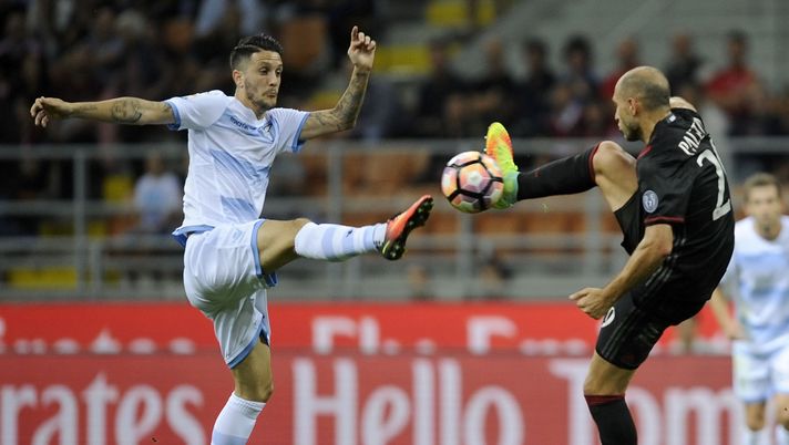 MILAN, MILANO - SEPTEMBER 20: Luis Alberto of SS Lazio is tackled by Gabriel Paletta of AC Milan during the Serie A match between AC Milan and SS Lazio at Stadio Giuseppe Meazza on September 20, 2016 in Milan, Italy.  (Photo by Getty Images/Getty Images) 