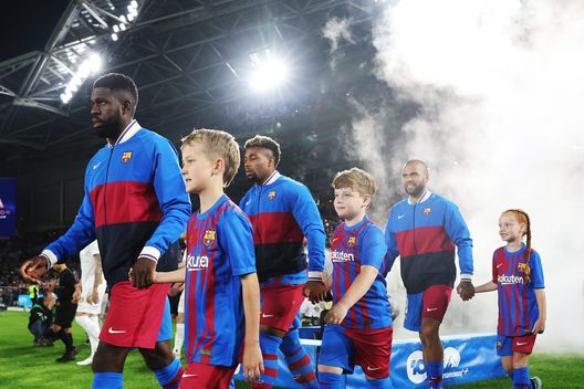 SYDNEY, AUSTRALIA - MAY 25: Samuel Umtiti, Adama Traore and Dani Alves of FC Barcelona walk onto the field during the match between FC Barcelona and the A-League All Stars at Accor Stadium on May 25, 2022 in Sydney, Australia. (Photo by Mark Metcalfe/Getty Images) Lo Spezia tenta un colpaccio: un giocatore del Barcellona si propone- immagine 2