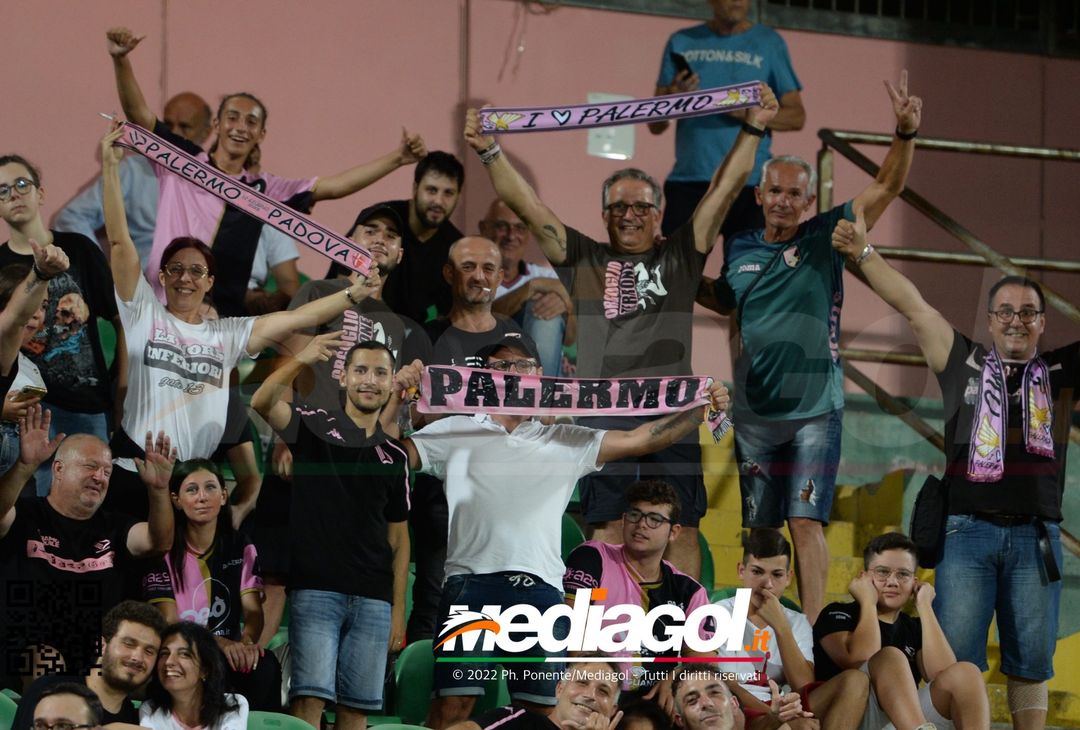FOTOTIFO, Palermo-Genoa 1-0: i tifosi allo stadio “Renzo Barbera” (Gallery) - immagine 42