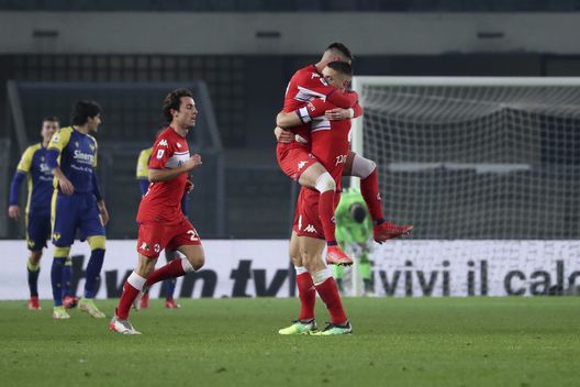 VERONA, ITALY - DECEMBER 22: Aleksa Terzic (L) of ACF Fiorentina celebrates with Nikola Milenkovic (R) after his team-mate Gaetano Castrovilli scored during the Serie A match between Hellas Verona and ACF Fiorentina at Stadio Marcantonio Bentegodi on December 22, 2021 in Verona, Italy. (Photo by Giuseppe Cottini/Getty Images) Scelta fatta (e conferma in arrivo) per la porta, fiducia a Castrovilli in mezzo- immagine 2