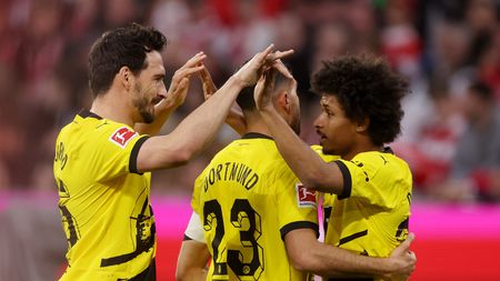 MUNICH, GERMANY - MARCH 30: Karim Adeyemi of Borussia Dortmund celebrates scoring his team's first goal with teammates Mats Hummels and Emre Can during the Bundesliga match between FC Bayern München and Borussia Dortmund at Allianz Arena on March 30, 2024 in Munich, Germany. (Photo by Alexander Hassenstein/Getty Images) Hummels e Adeyemi, I due eroi BVB nel Der Klassiker