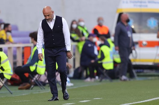 FLORENCE, ITALY - APRIL 27: Vincenzo Italiano manager of ACF Fiorentina shows hid dejection during the Serie A match between ACF Fiorentina and Udinese Calcio at Stadio Artemio Franchi on April 27, 2022 in Florence, Italy. (Photo by Gabriele Maltinti/Getty Images)