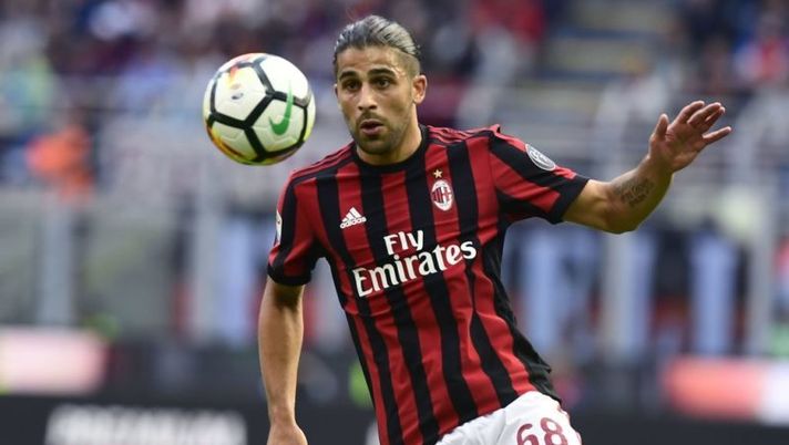 AC Milan's Swiss defender Ricardo Rodriguez eyes the ball during the Italian Serie A football match AC Milan vs Udinese at the San Siro stadium in Milan on September 17, 2017. / AFP PHOTO / MIGUEL MEDINA (Photo credit should read MIGUEL MEDINA/AFP/Getty Images) Ricardo Rodriguez, la Gazzetta avvisa per l’asta: “Pronto ad andare via più avanti” - immagine 1